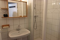 Val Thorens | Les Cimes De Caron - CC1102 -  badkamer met douchecabine en wastafel